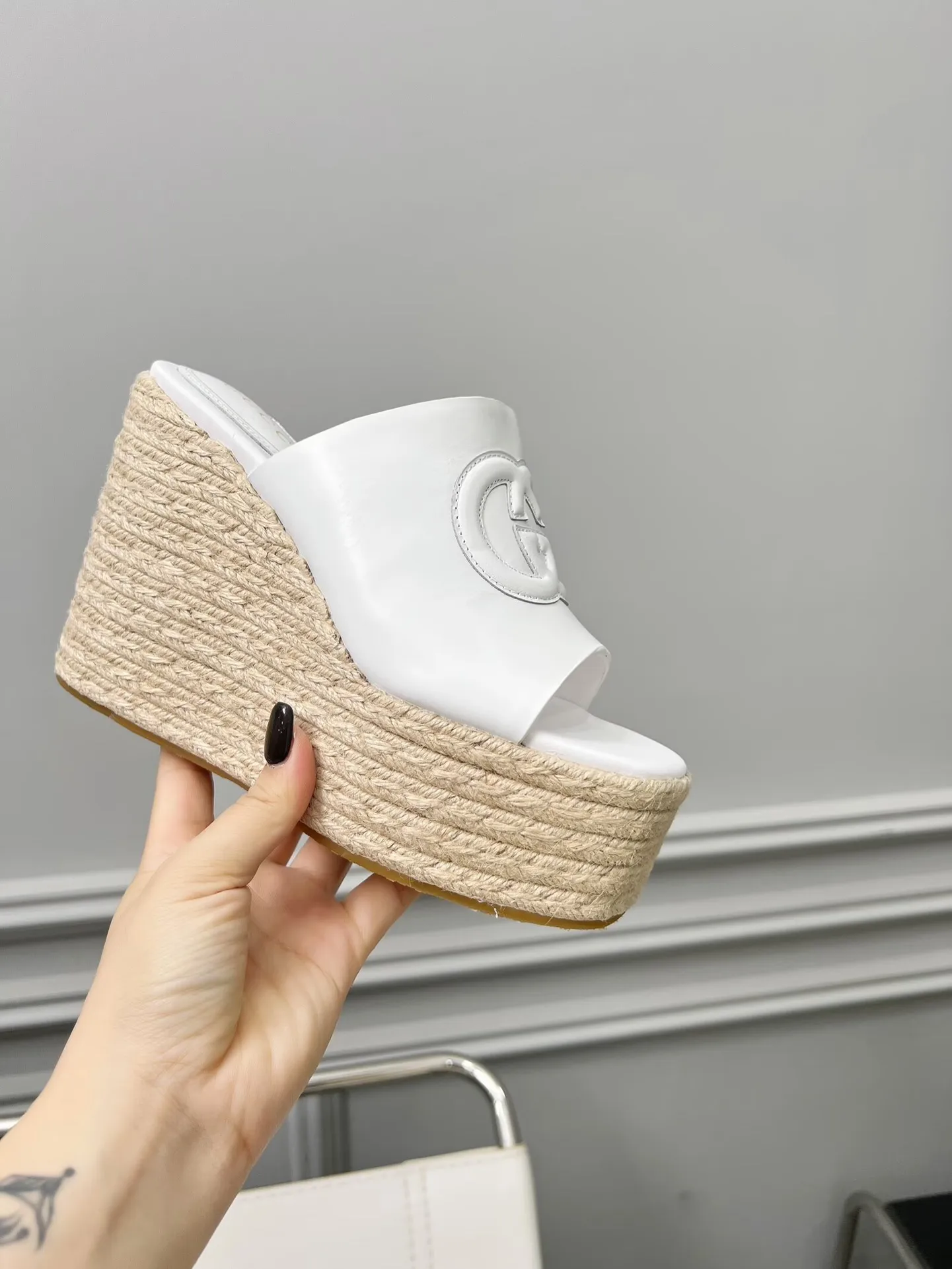 👟👟Ex-factory price 460👟👟 Gucci’s new slippers, fashionable, high-end and full of personality✅ Very stable, comfortable and durable for daily use, convenient and unique for daily matching, a must-have classic for summer, the upper is made of GUCCI brand stitching Fabric: cowhide Lining/feet: sheepskin Platform height: 11cm Color: black, white, brown, burgundy, pink Code number: 35-42 (41 and 42 need to be customized) Packaging: Comes with cloth bag and card.